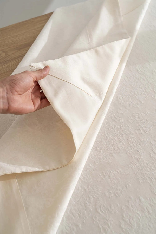 Damast-Tischdecke in Creme, 160 x 220 cm