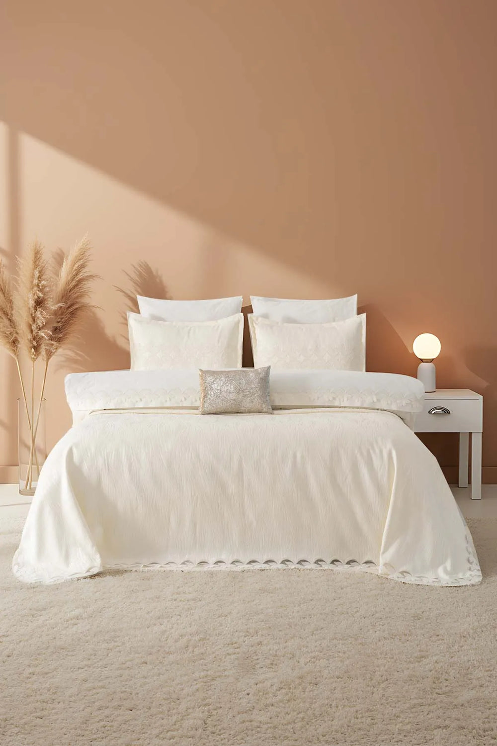 Ilay Ecru besticktes Doppelbett-Bettwäscheset mit Bettbezug und Steppdecke – 8-teiliges Brautset