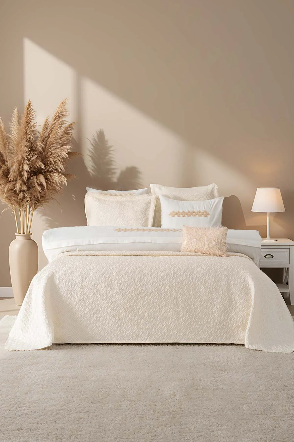 Parla Ecru besticktes Doppelbett-Bettwäscheset mit Bettbezug und Steppdecke – 8-teiliges Brautset