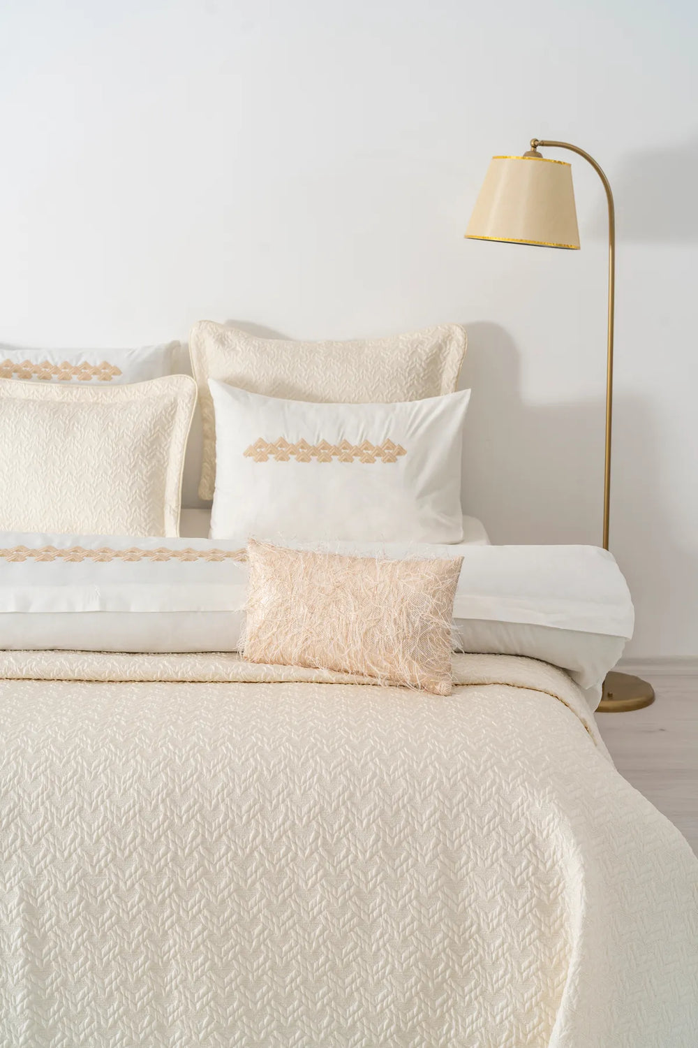 Parla Ecru besticktes Doppelbett-Bettwäscheset mit Bettbezug und Steppdecke – 8-teiliges Brautset