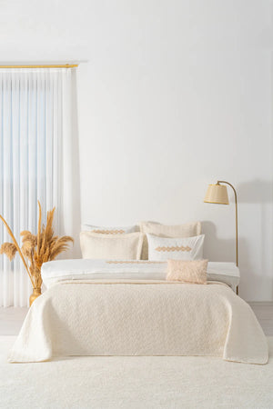 Parla Ecru besticktes Doppelbett-Bettwäscheset mit Bettbezug und Steppdecke – 8-teiliges Brautset