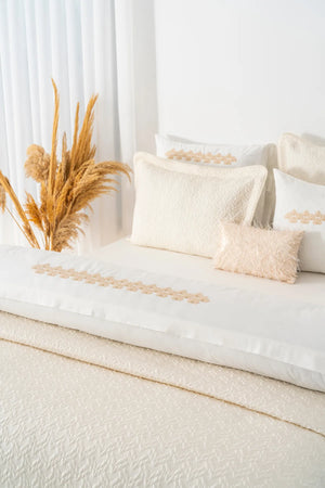 Parla Ecru besticktes Doppelbett-Bettwäscheset mit Bettbezug und Steppdecke – 8-teiliges Brautset