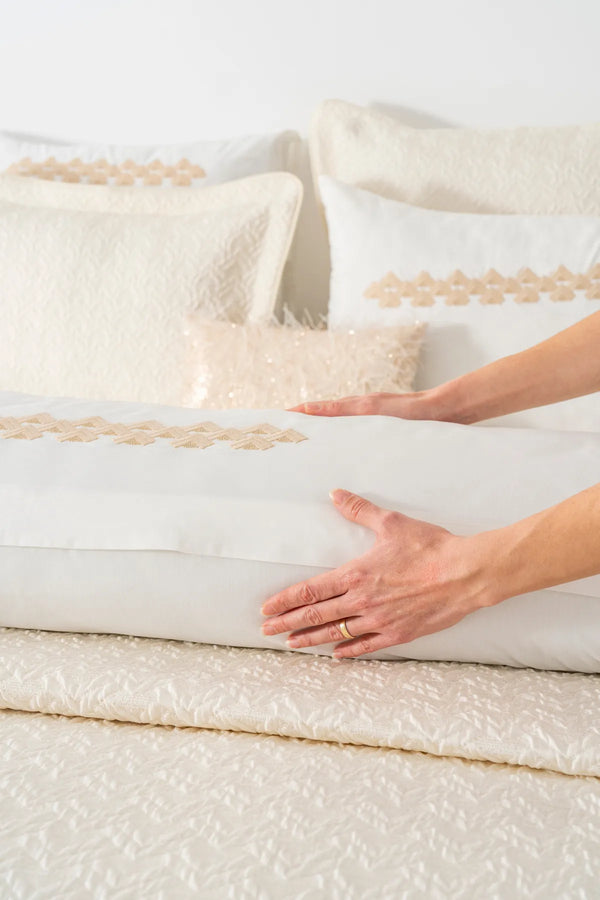 Parla Ecru besticktes Doppelbett-Bettwäscheset mit Bettbezug und Steppdecke – 8-teiliges Brautset