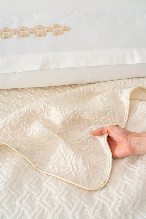Parla Ecru besticktes Doppelbett-Bettwäscheset mit Bettbezug und Steppdecke – 8-teiliges Brautset