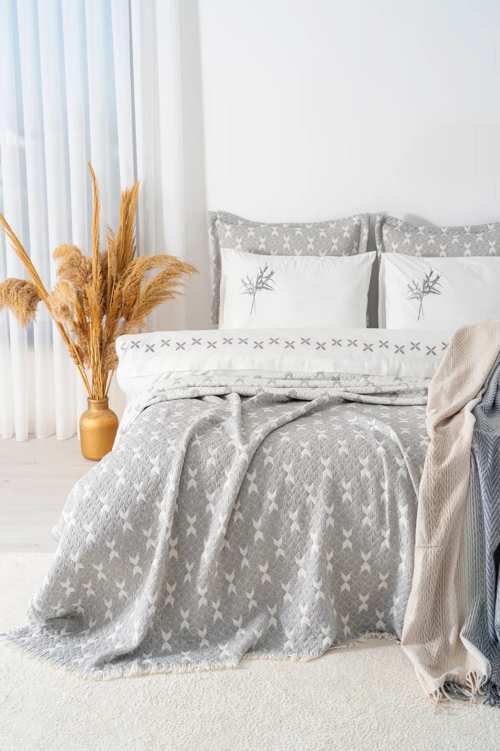 Mode Grey besticktes Doppelbett-Bettwäscheset mit Bettbezug und Decke – 8-teiliges Brautset