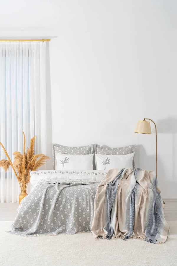 Mode Grey besticktes Doppelbett-Bettwäscheset mit Bettbezug und Decke – 8-teiliges Brautset