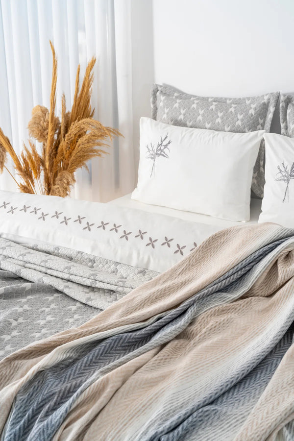 Mode Grey besticktes Doppelbett-Bettwäscheset mit Bettbezug und Decke – 8-teiliges Brautset