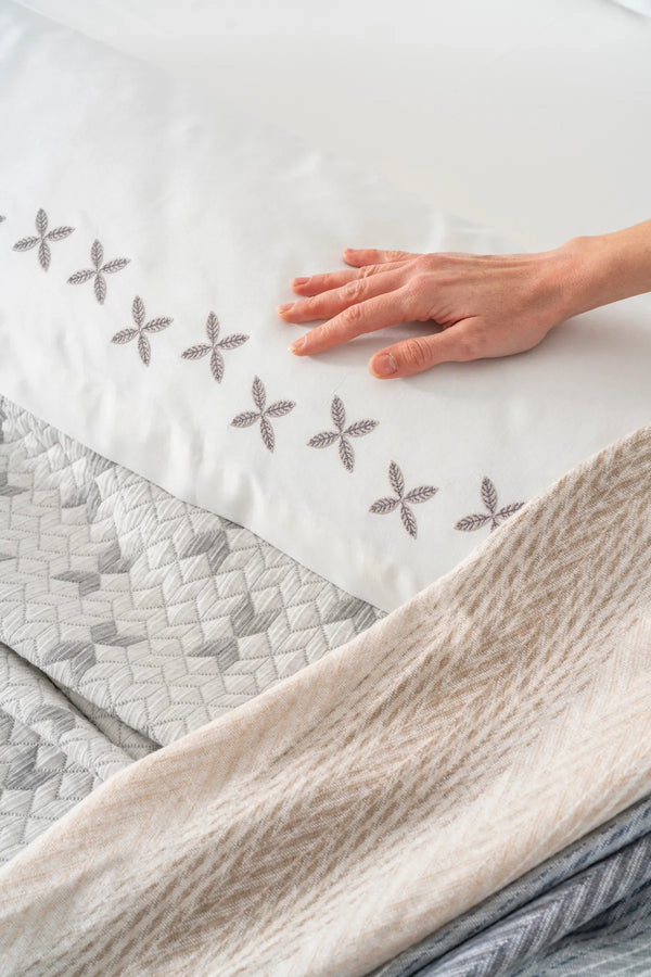 Mode Grey besticktes Doppelbett-Bettwäscheset mit Bettbezug und Decke – 8-teiliges Brautset