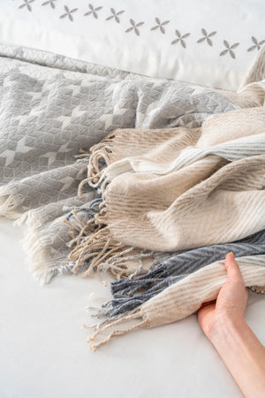 Mode Grey besticktes Doppelbett-Bettwäscheset mit Bettbezug und Decke – 8-teiliges Brautset