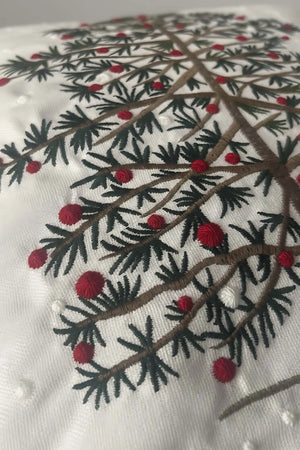 Kissenbezug mit Kiefernbaum-Stickerei und Pompons in Strohoptik, Weiß