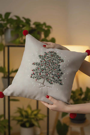 Kissenbezug mit Kiefernbaum-Stickerei und Pompons in Strohoptik, Beige