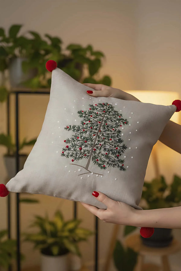 Kissenbezug mit Kiefernbaum-Stickerei und Pompons in Strohoptik, Beige