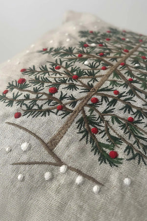 Kissenbezug mit Kiefernbaum-Stickerei und Pompons in Strohoptik, Beige