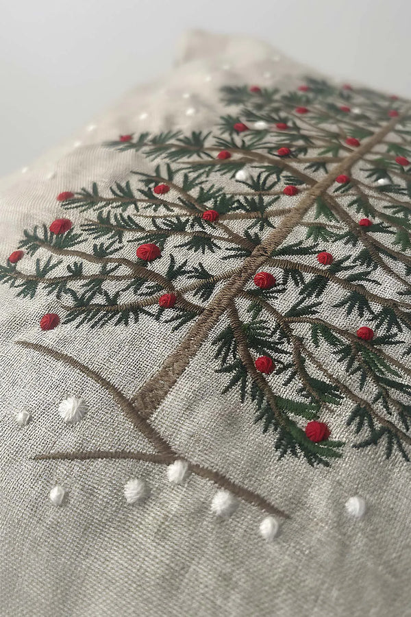 Kissenbezug mit Kiefernbaum-Stickerei und Pompons in Strohoptik, Beige