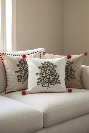 Kissenbezug mit Kiefernbaum-Stickerei und Pompons in Strohoptik, Beige