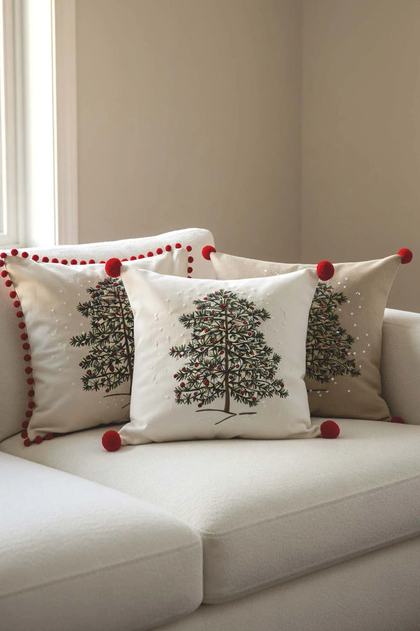 Kissenbezug mit Kiefernbaum-Stickerei und Pompons in Strohoptik, Beige