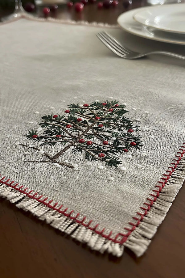 Tischset mit Kiefernbaum-Stickerei, Korboptik und Quastenrand (2-teilig)