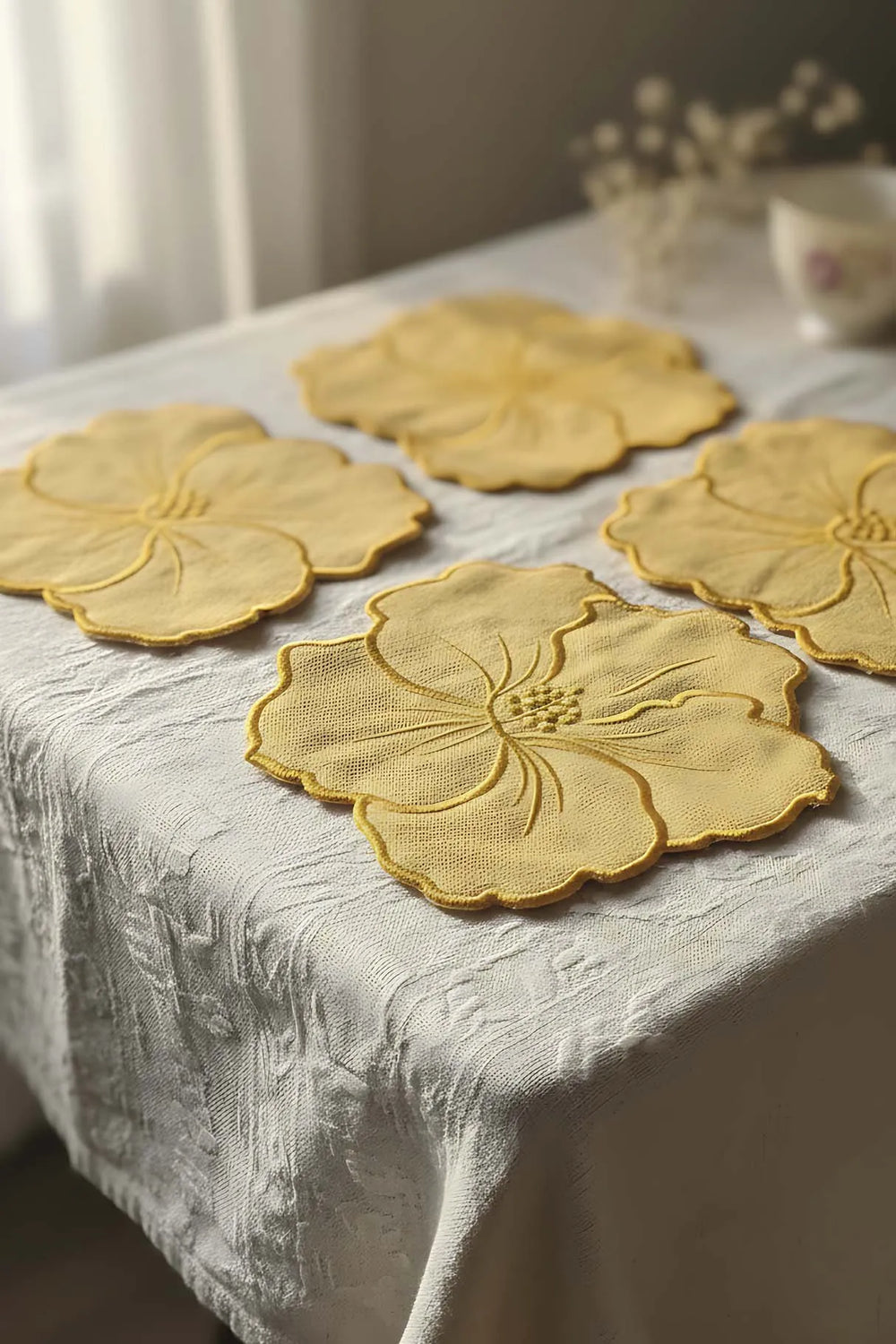 Gelbes Servietten-Set mit 4 Stück, bestickt mit Blumenmuster, Cocktailservietten, Kaffeeservietten, Untersetzer
