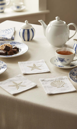 Set mit 6 bestickten Servietten in Marineblau, Beige, Cocktailservietten, Kaffeeservietten und Untersetzern