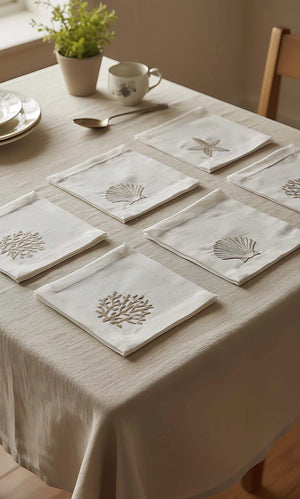 Set mit 6 bestickten Servietten in Marineblau, Beige, Cocktailservietten, Kaffeeservietten und Untersetzern