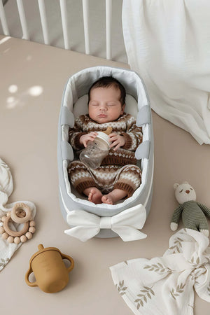 Graue Babytrage mit Schleife