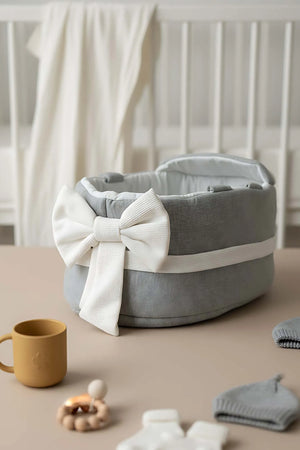 Graue Babytrage mit Schleife