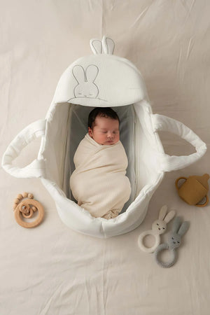 Babytrage mit Hasenohren