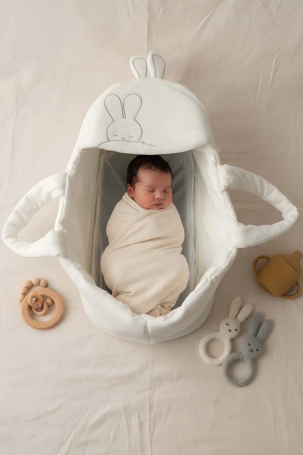 Babytrage mit Hasenohren