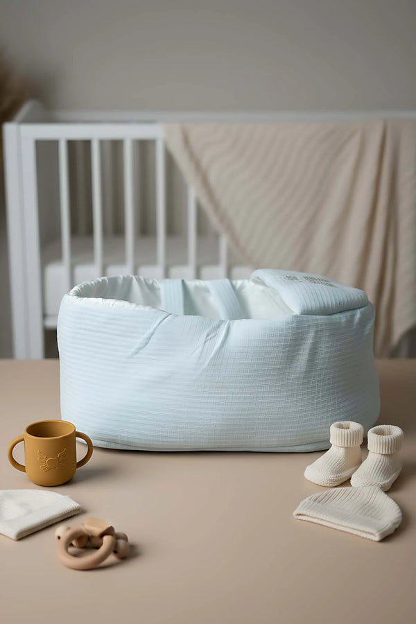 Babytrage mit blauem Teddybär