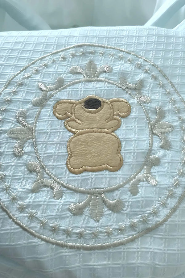 Babytrage mit blauem Teddybär