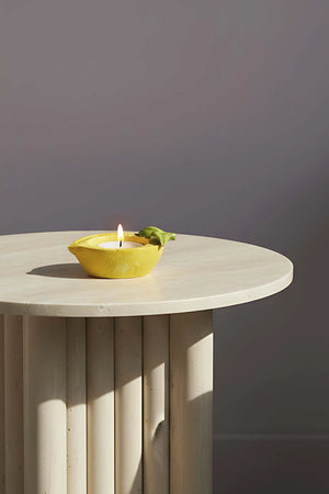 Dekorativer gelber Kerzenhalter im Zitronen-Design