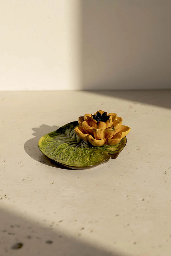 Dekorativer Teller mit gelber Lotusblume