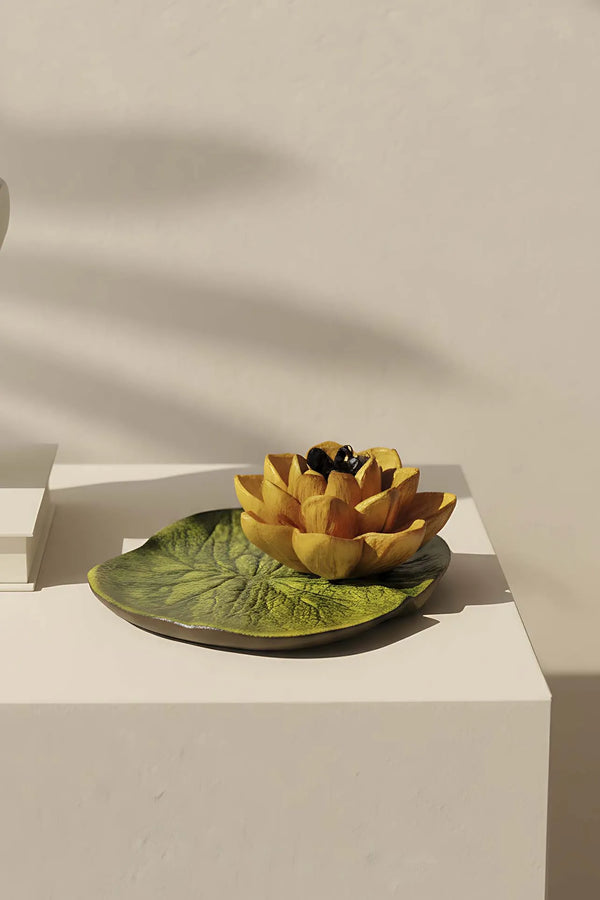 Dekorativer Teller mit gelber Lotusblume