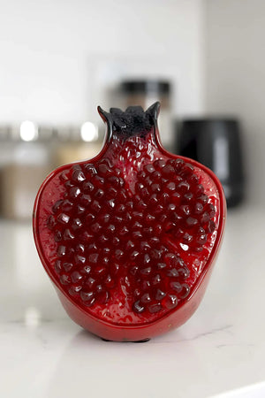 Dekoratives Objekt aus einer einzelnen halben Granatapfel