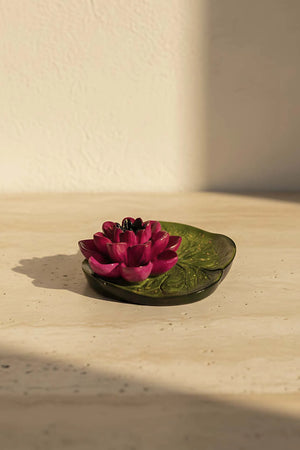 Dekorativer Teller mit rosa Lotusblume