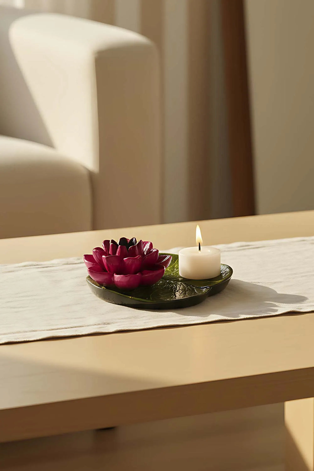 Dekorativer Teller mit rosa Lotusblume