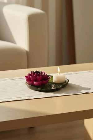 Dekorativer Teller mit rosa Lotusblume
