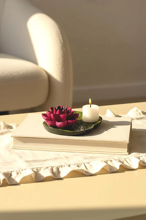 Dekorativer Teller mit rosa Lotusblume