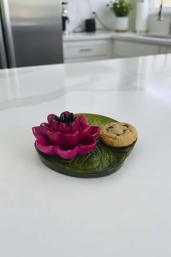 Dekorativer Teller mit rosa Lotusblume