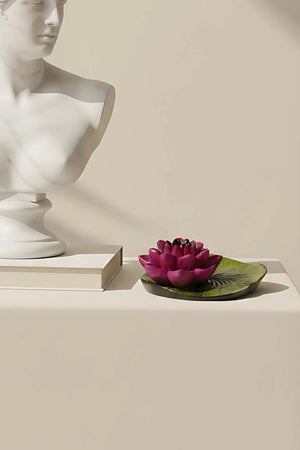 Dekorativer Teller mit rosa Lotusblume