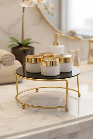 Kleines goldenes Serviertablett aus Metall