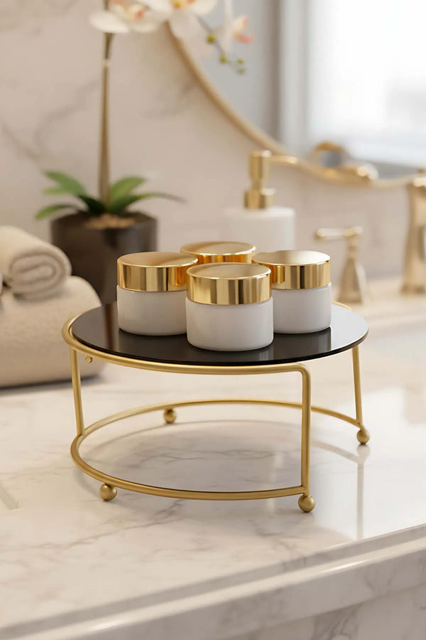 Kleines goldenes Serviertablett aus Metall