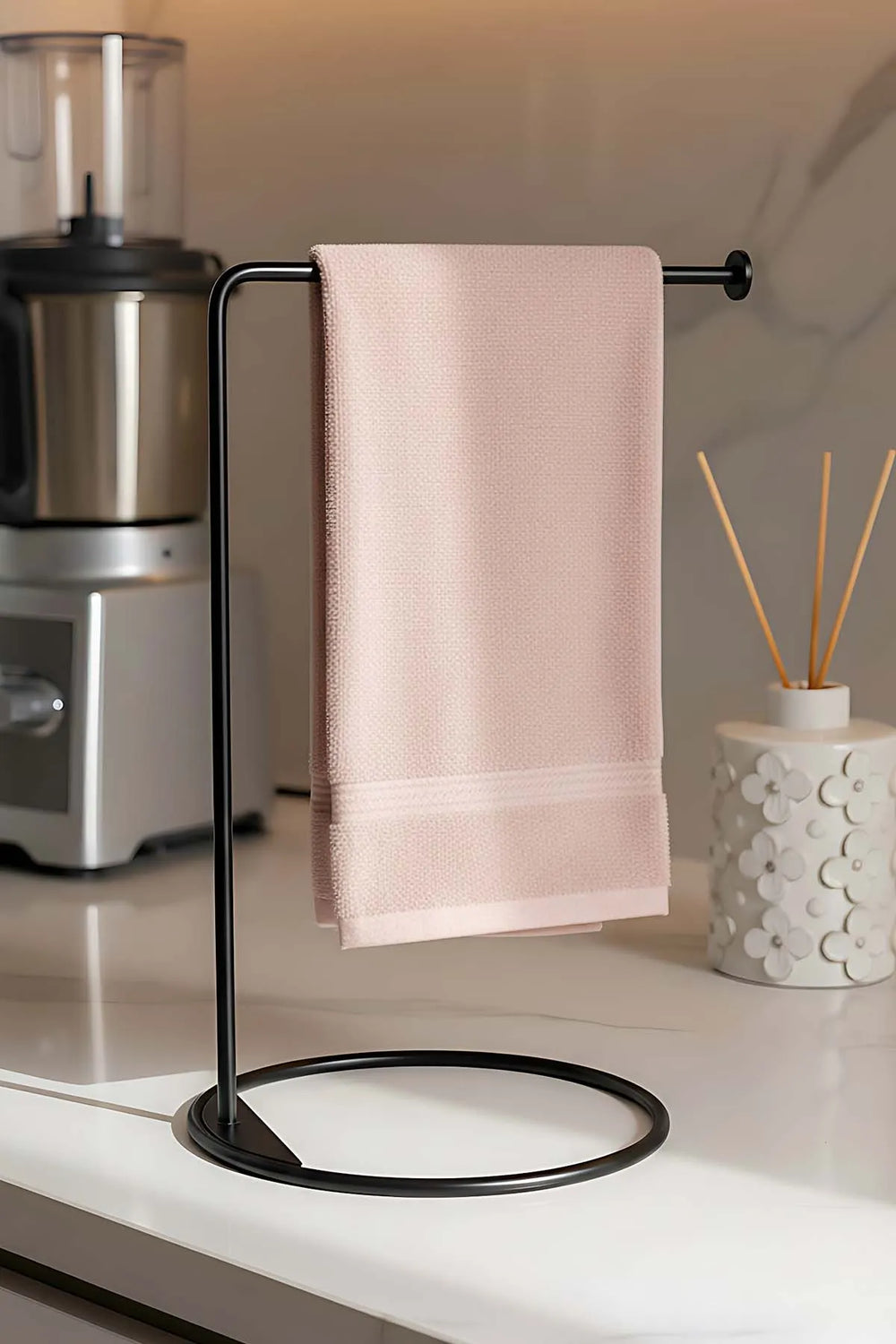 Vertikaler Handtuchhalter aus schwarzem Metall