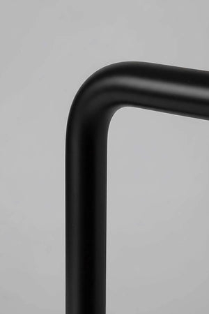 Vertikaler Handtuchhalter aus schwarzem Metall