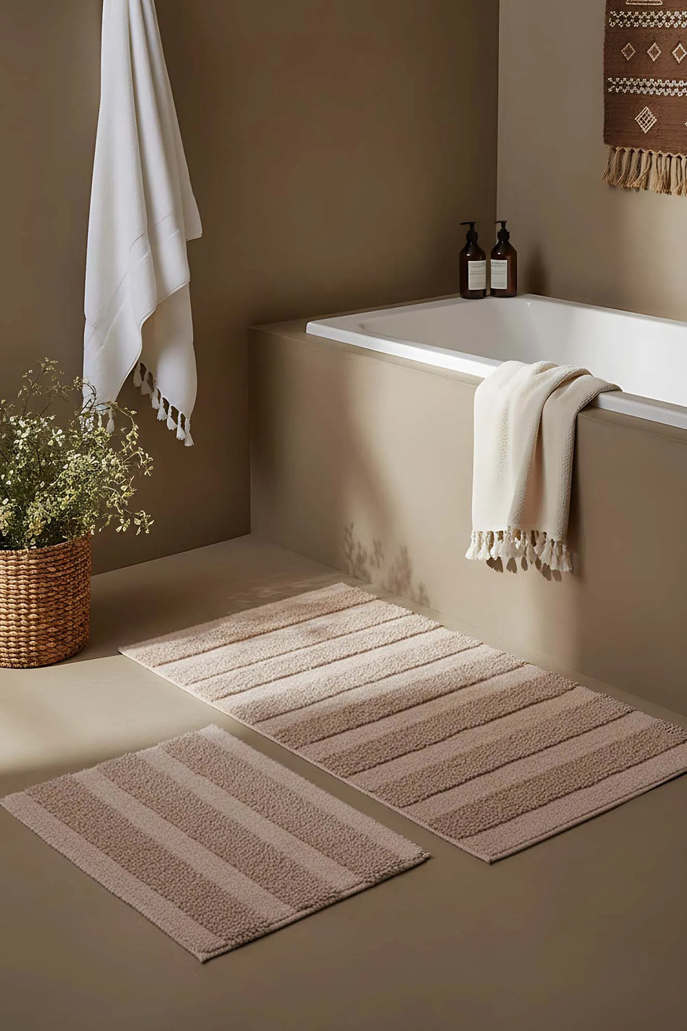 Beige geprägtes, gestreiftes 2-teiliges Bad- und WC-Matten-Set