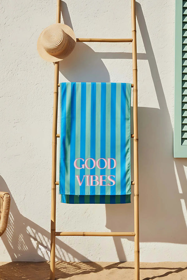 Strandtuch „Good Vibes“ mit Streifenmuster, 70 x 150 cm