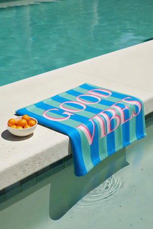 Strandtuch „Good Vibes“ mit Streifenmuster, 70 x 150 cm