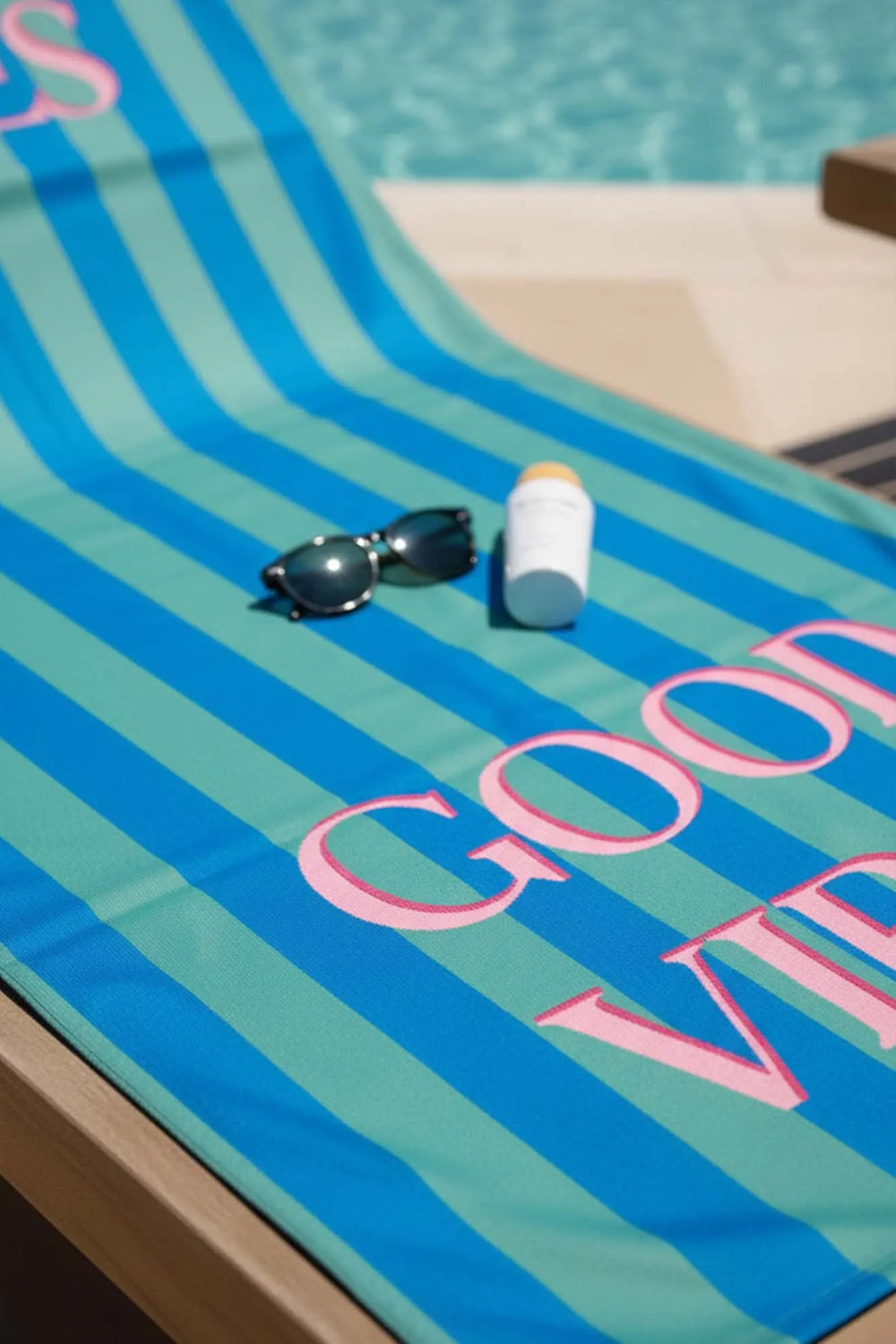 Strandtuch „Good Vibes“ mit Streifenmuster, 70 x 150 cm