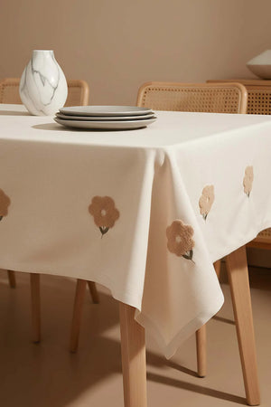 Florita Beige Punch Bestickte, fleckenabweisende Tischdecke 160x220 cm