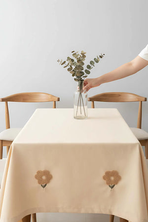 Florita Beige Punch Bestickte, fleckenabweisende Tischdecke 160x220 cm